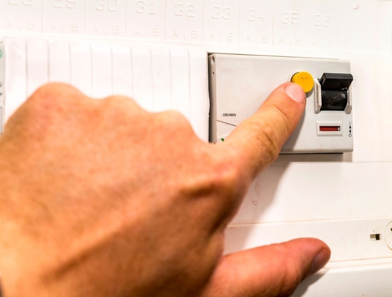 cach-dau-aptomat-chong-giat-