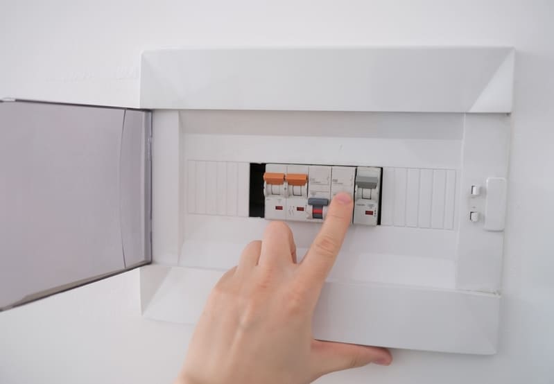 Hướng dẫn chi tiết chọn aptomat tổng cho hộ gia đình aptomat khong gat len duoc