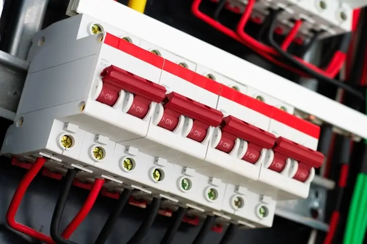 Cầu dao điện tự ngắt: Nguyên nhân và cách xử lý cau dao dien tu ngat