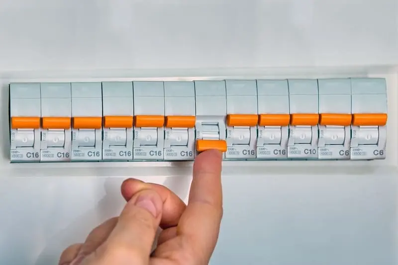 Cầu dao điện tự ngắt: Nguyên nhân và cách xử lý nguyen nhan cau dao dien tu ngat